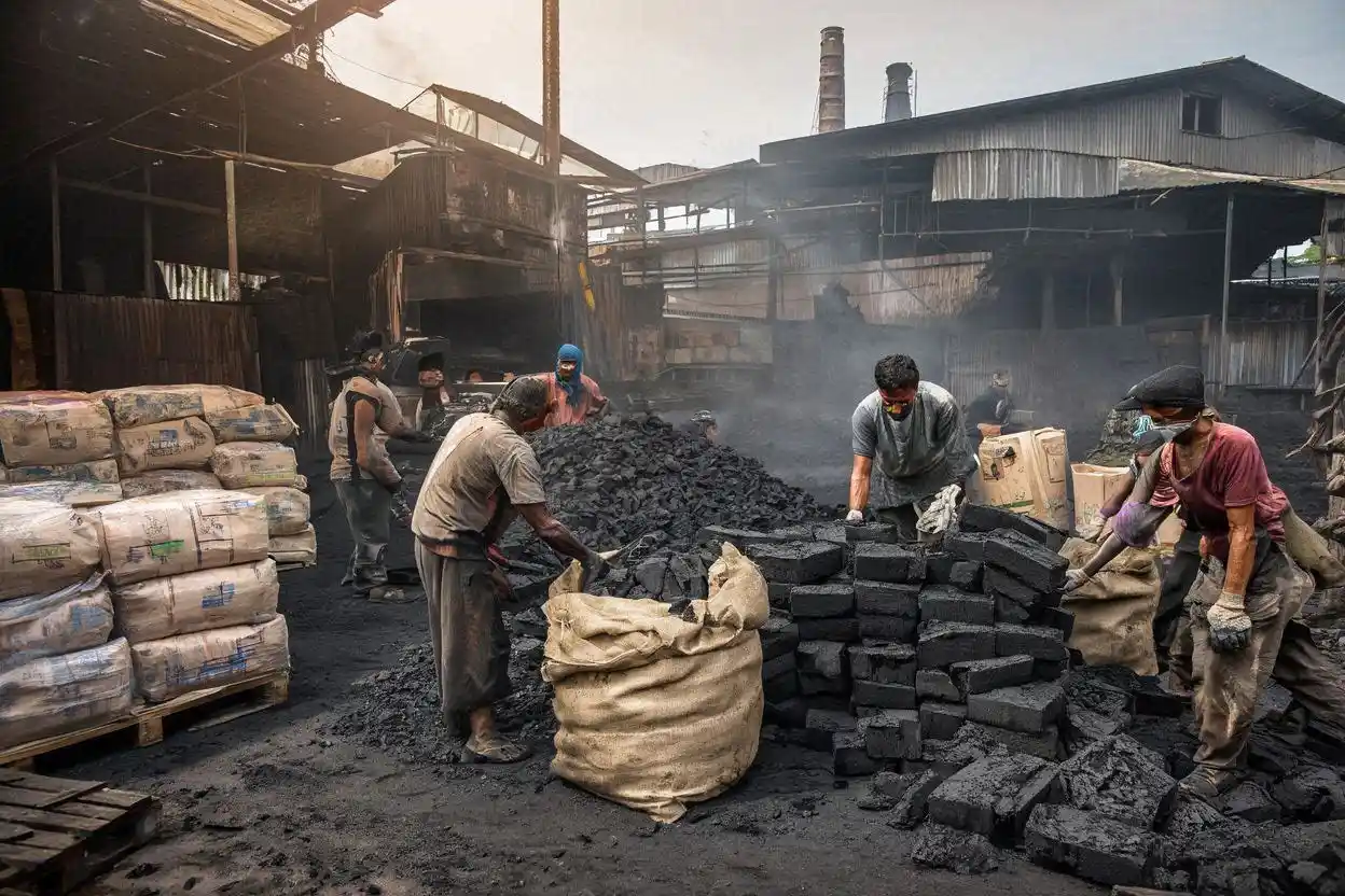 coconut shell charcoal exporter Indonesia preparing coconut charcoal briquettes for export